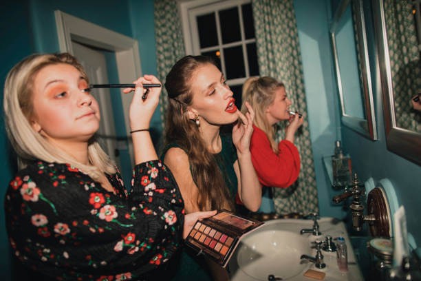 Tre unge piger tager makeup på før en bytur
