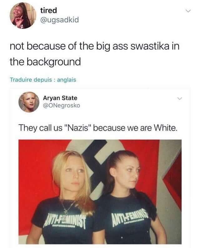 To unge kvinder foran et nazi-flag, der ikke bryder sig om at blive kaldt nazister