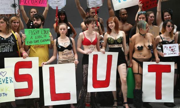 Foto af letpåklædte piger fra en SlutWalk ("tøjteparade") demonstration i Toronto
